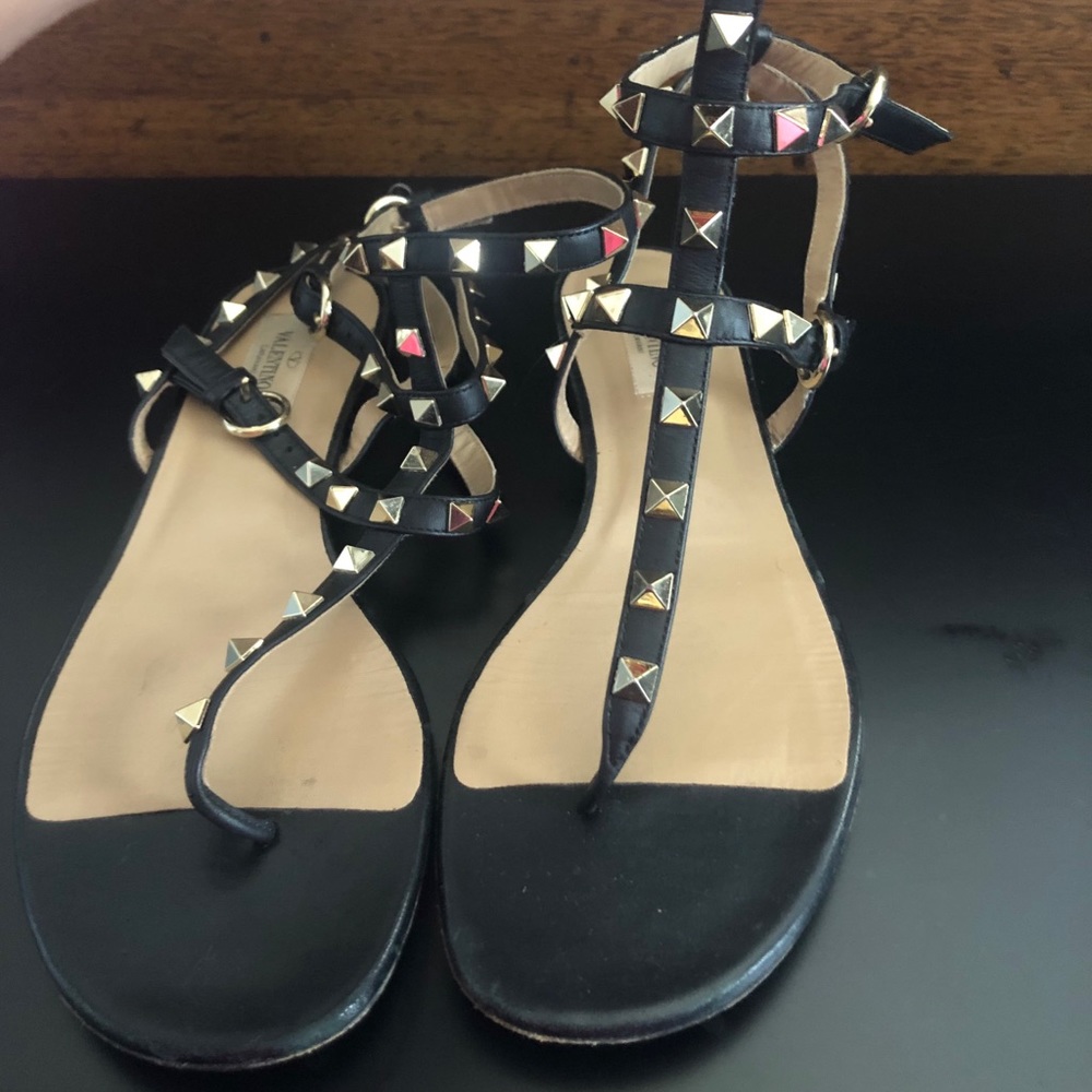 Valentino Garavani Rockstud Thong Sandals, Black